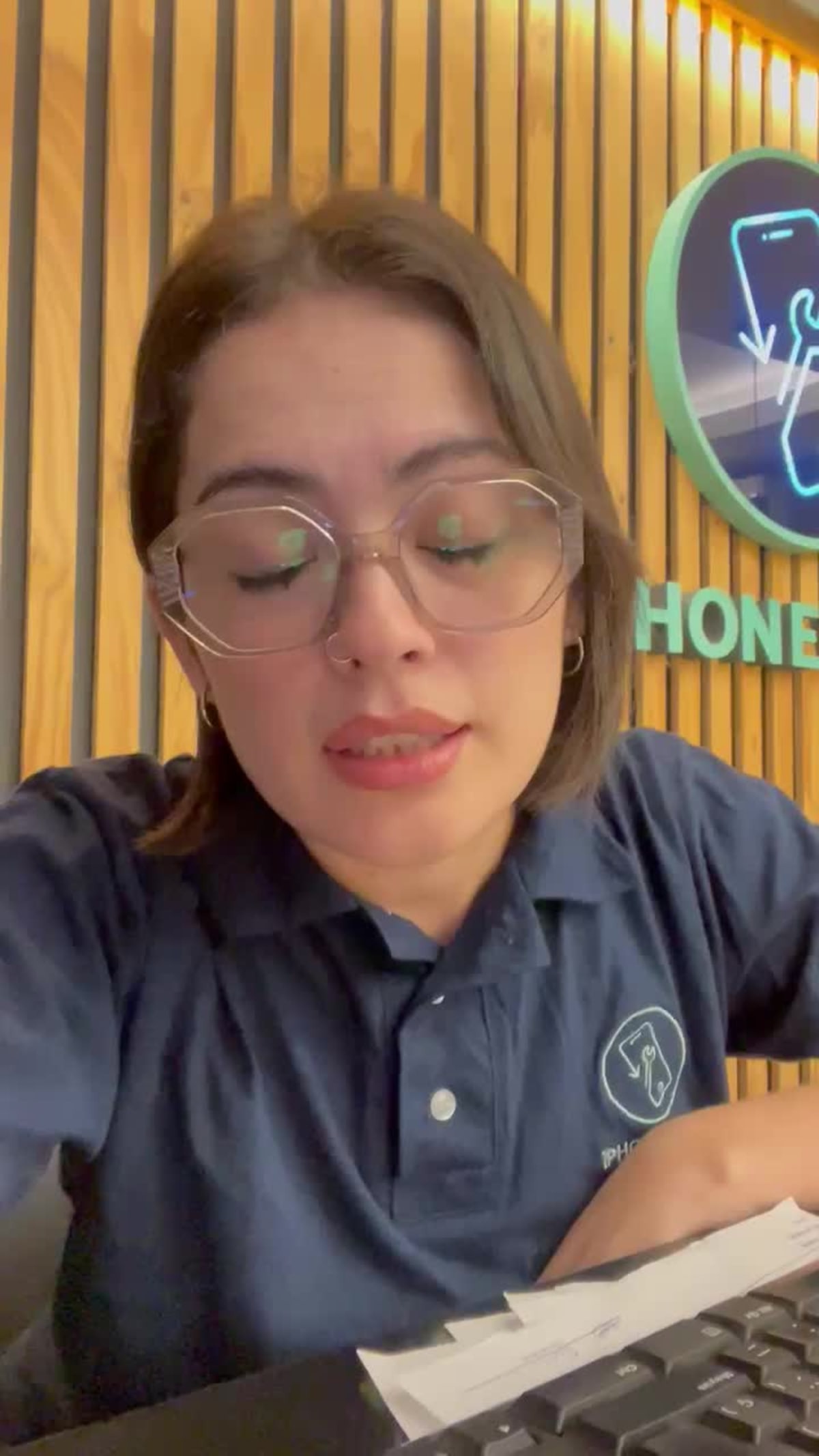 Flor, dueña de iPhone Wave, hablando en su local